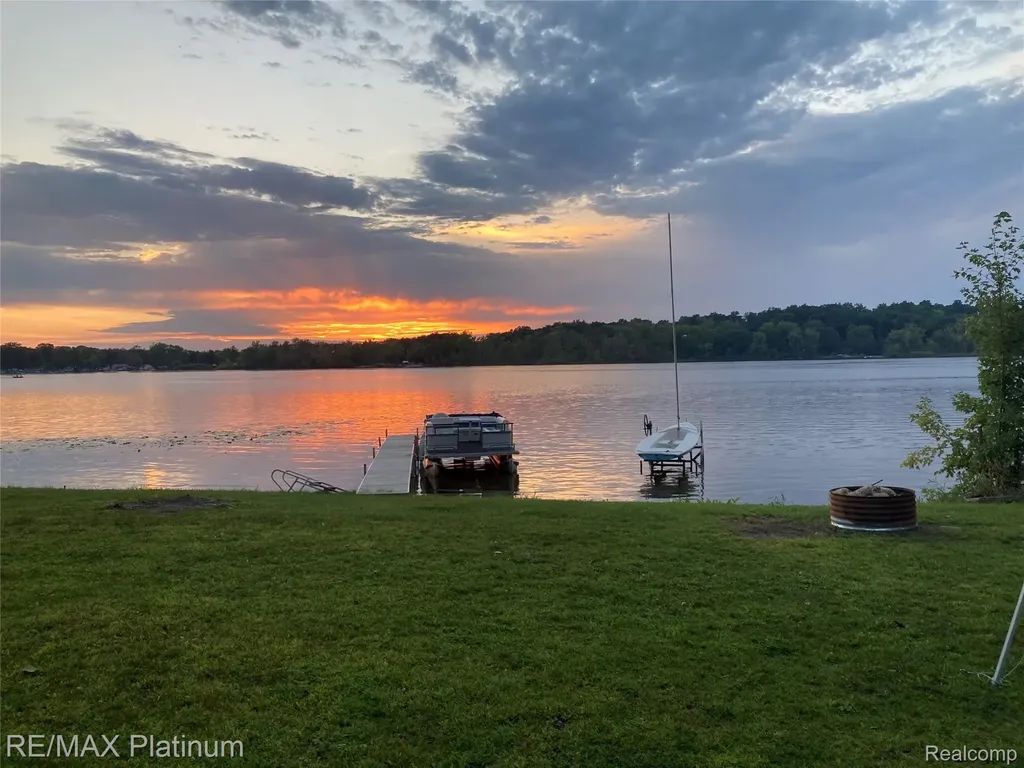 11280 Patterson Lake Dr Drive Putnam Township MI 48169