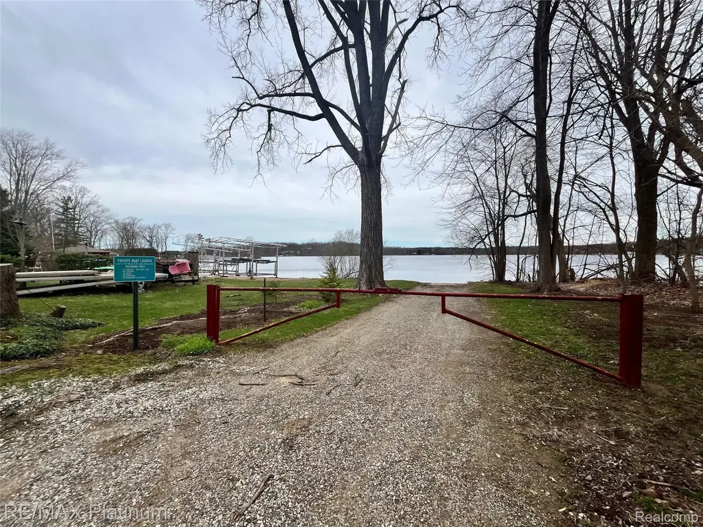 11280 Patterson Lake Dr Drive Putnam Township MI 48169