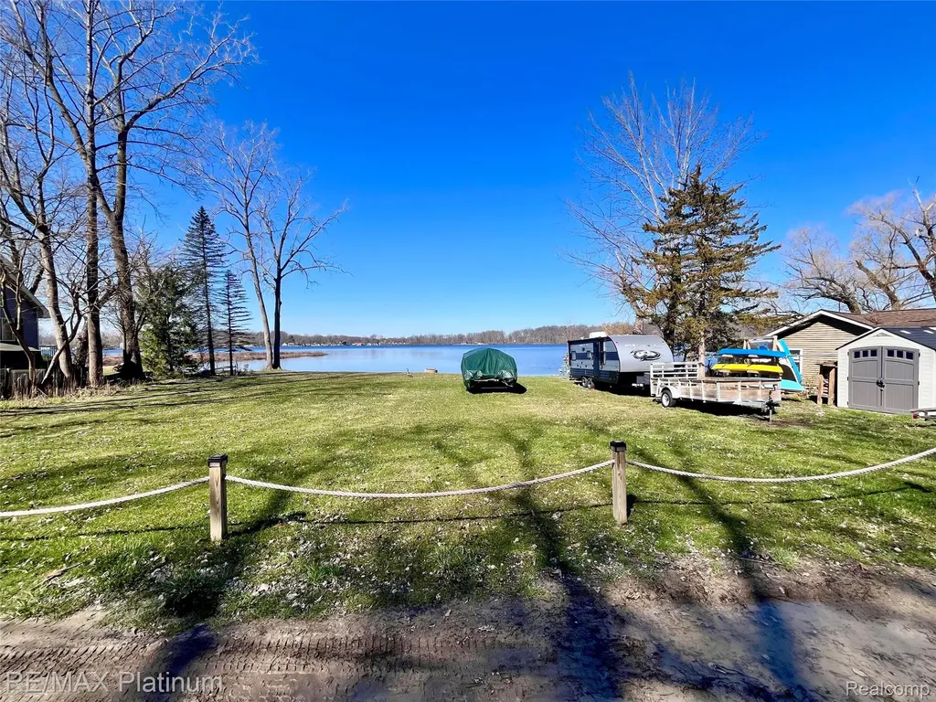 11280 Patterson Lake Dr Drive Putnam Township MI 48169