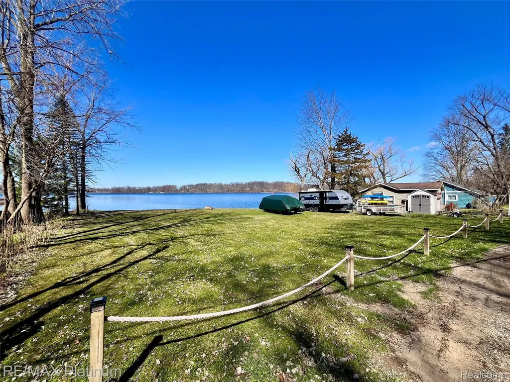 11280 Patterson Lake Dr Drive Putnam Township MI 48169