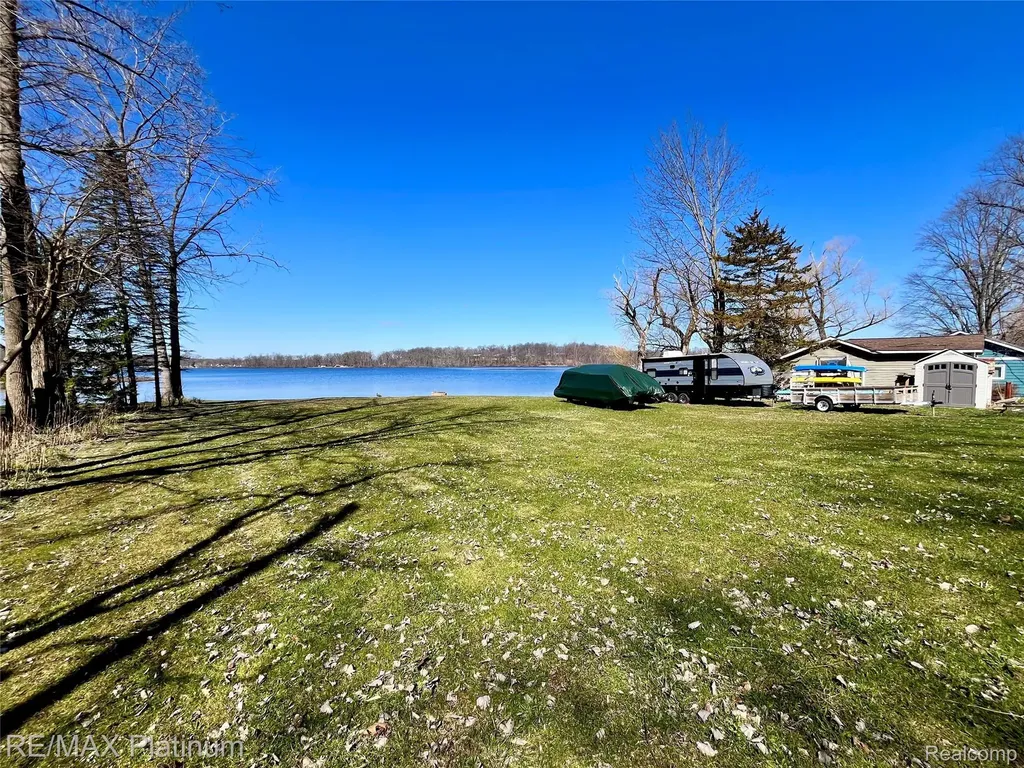 11280 Patterson Lake Dr Drive Putnam Township MI 48169