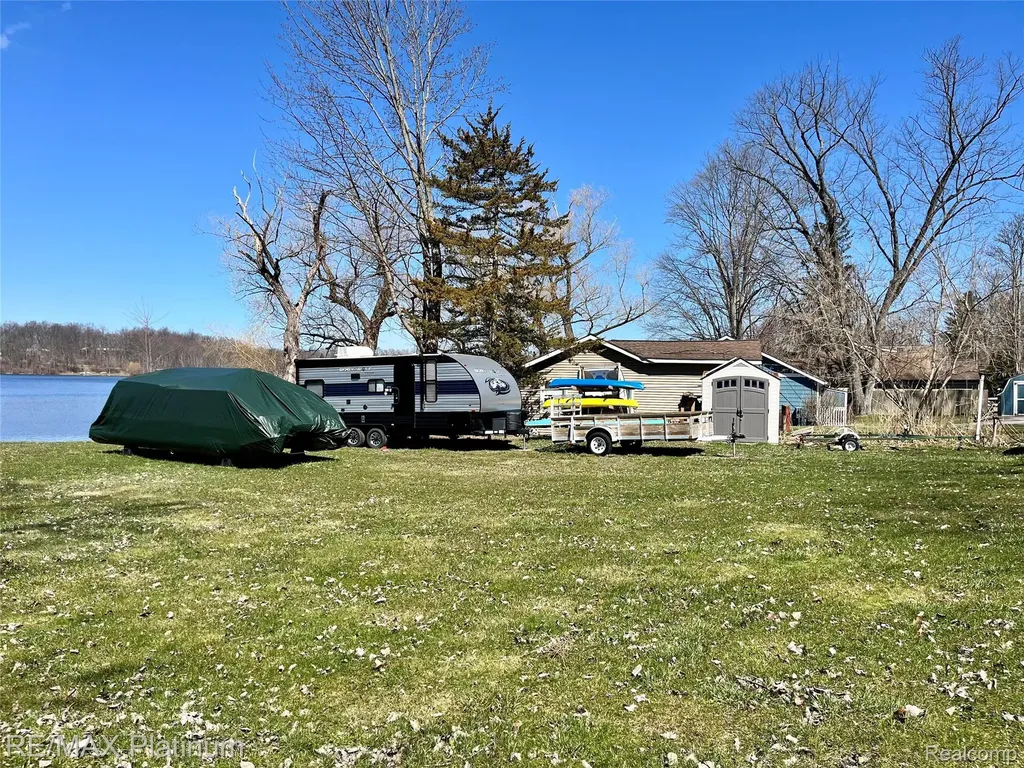 11280 Patterson Lake Dr Drive Putnam Township MI 48169