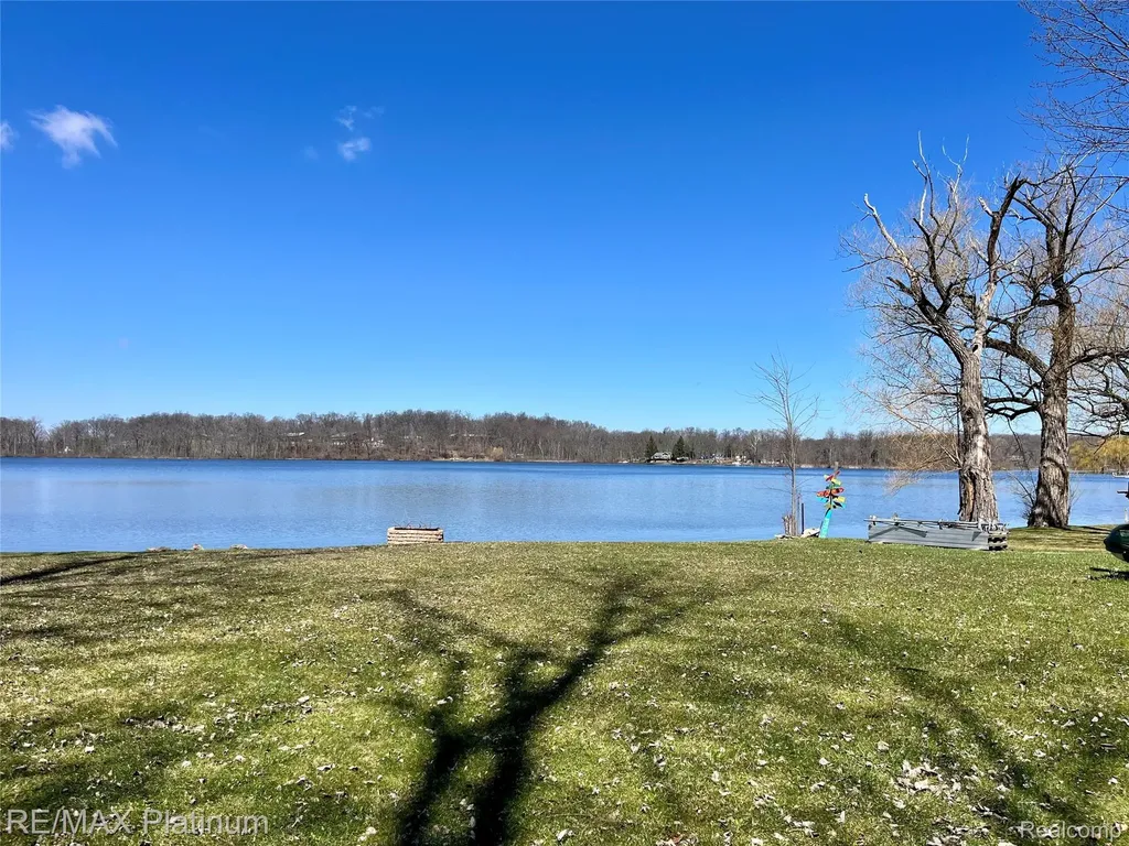 11280 Patterson Lake Dr Drive Putnam Township MI 48169