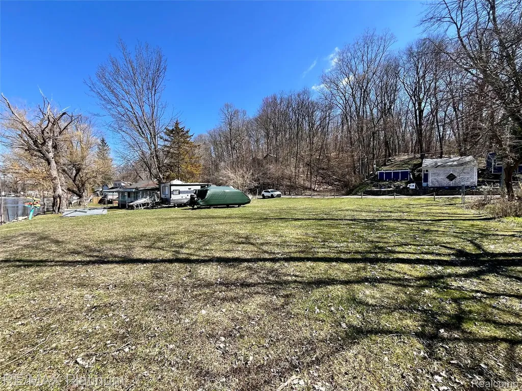 11280 Patterson Lake Dr Drive Putnam Township MI 48169
