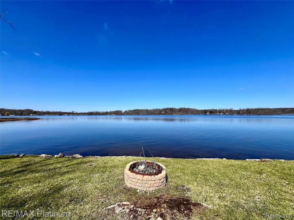 11280 Patterson Lake Dr Drive Putnam Township MI 48169