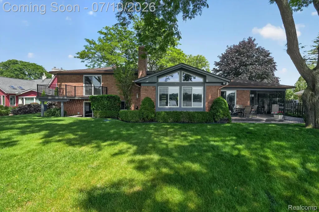 5017 Surfwood Drive Commerce Charter Township MI 48382