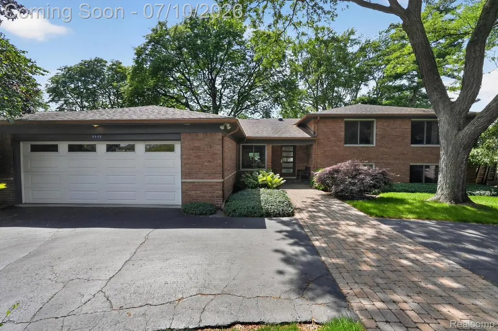 5017 Surfwood Drive Commerce Charter Township MI 48382