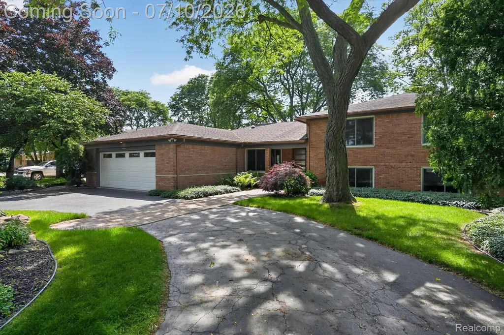 5017 Surfwood Drive Commerce Charter Township MI 48382