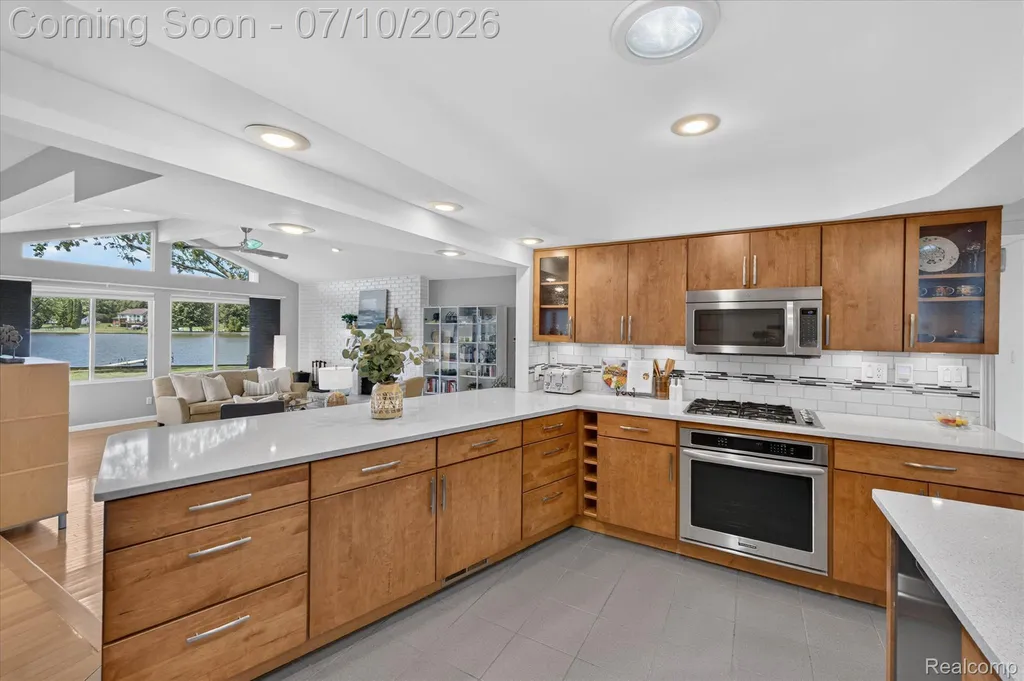 5017 Surfwood Drive Commerce Charter Township MI 48382