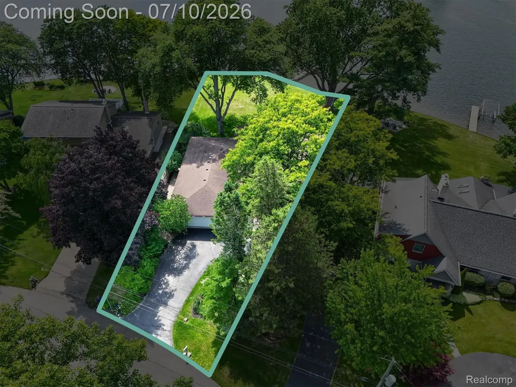 5017 Surfwood Drive Commerce Charter Township MI 48382
