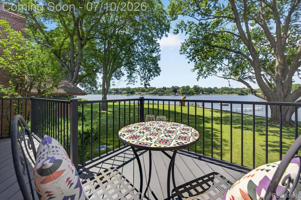 5017 Surfwood Drive Commerce Charter Township MI 48382