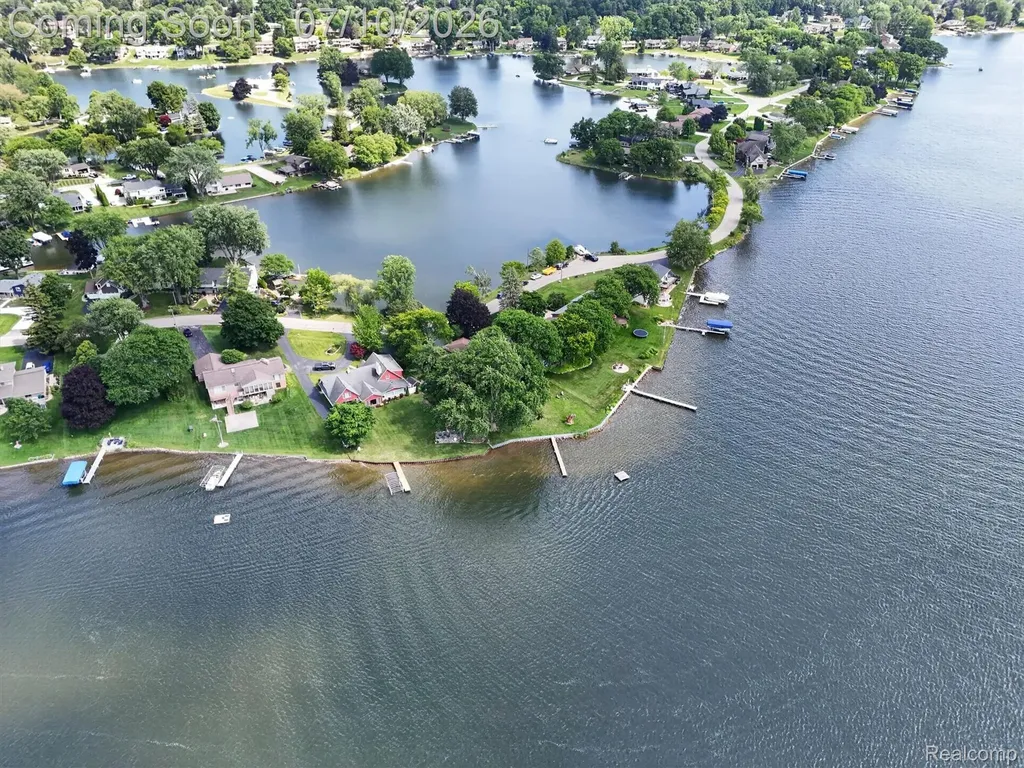 5017 Surfwood Drive Commerce Charter Township MI 48382
