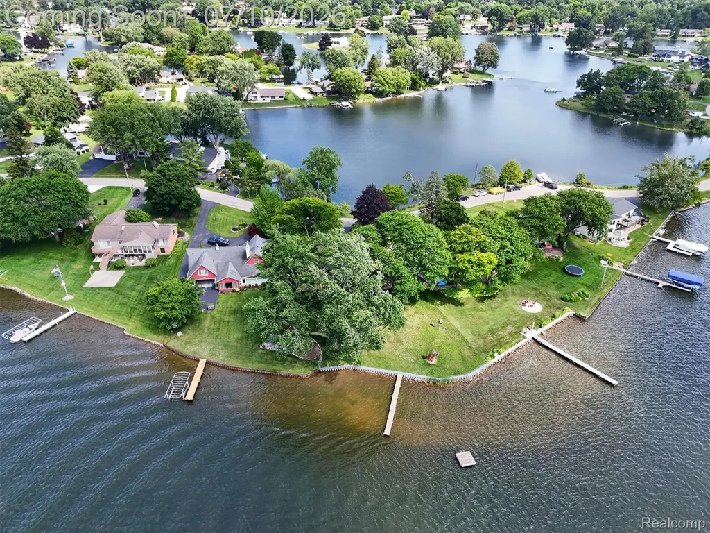 5017 Surfwood Drive Commerce Charter Township MI 48382