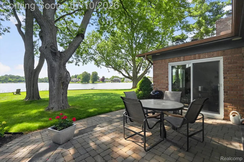 5017 Surfwood Drive Commerce Charter Township MI 48382