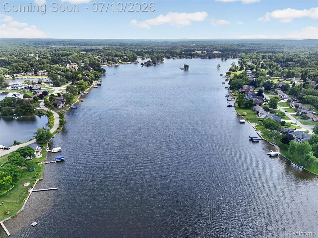 5017 Surfwood Drive Commerce Charter Township MI 48382