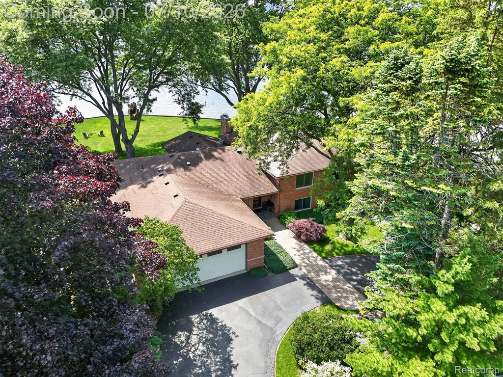 5017 Surfwood Drive Commerce Charter Township MI 48382