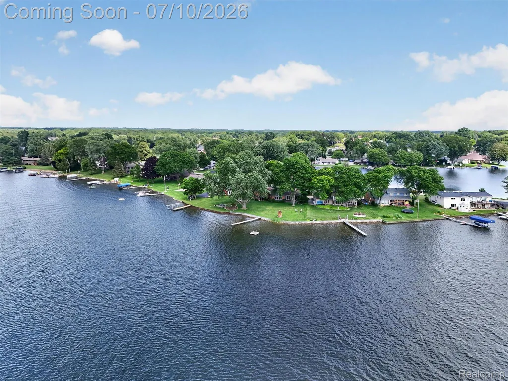 5017 Surfwood Drive Commerce Charter Township MI 48382