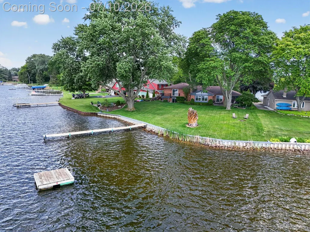 5017 Surfwood Drive Commerce Charter Township MI 48382
