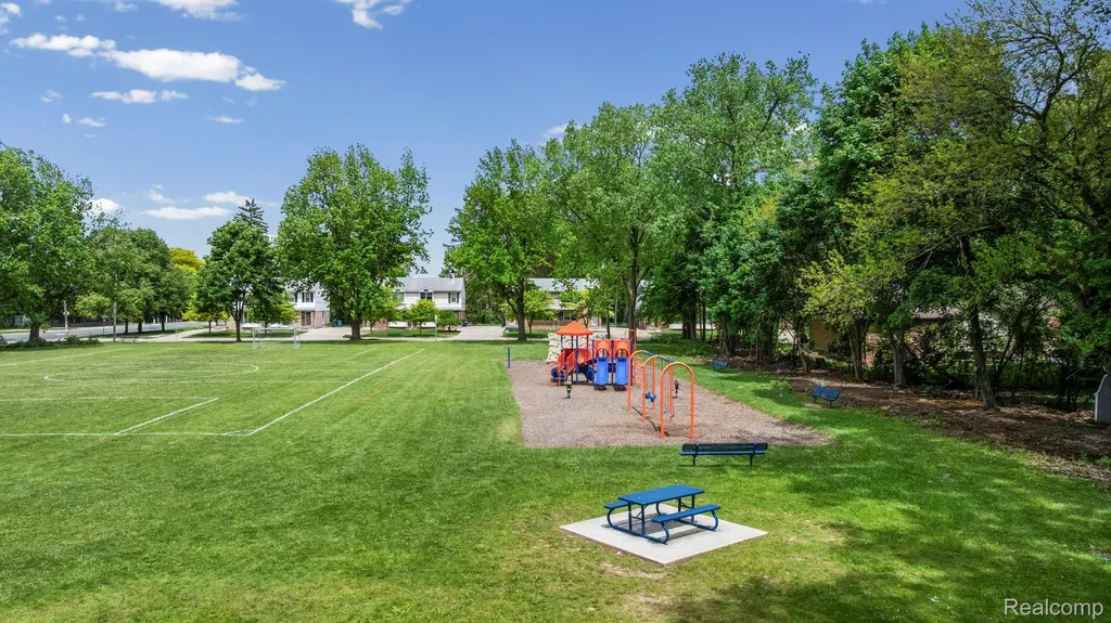 527 E Sunnybrook Drive Royal Oak City MI 48073
