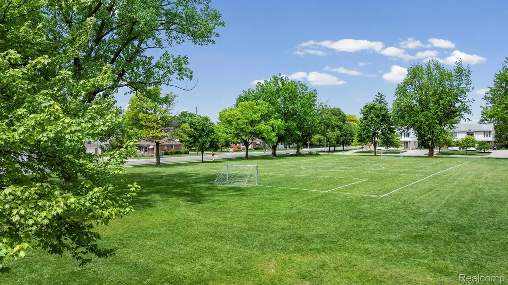 527 E Sunnybrook Drive Royal Oak City MI 48073