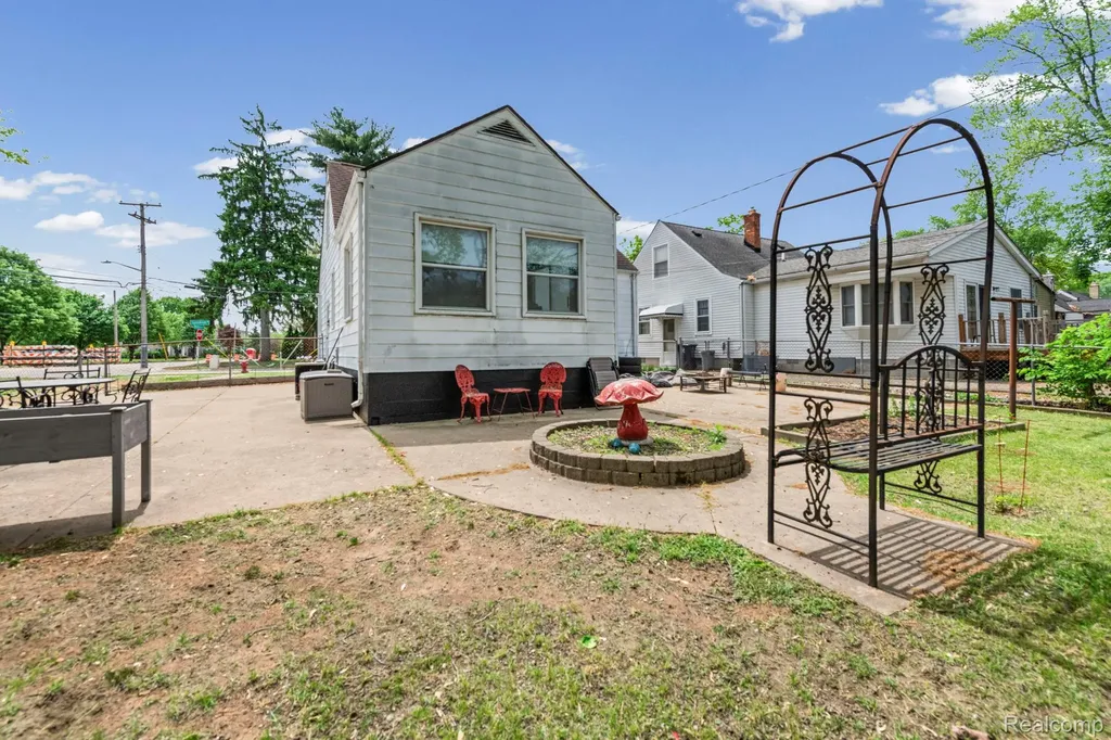 527 E Sunnybrook Drive Royal Oak City MI 48073