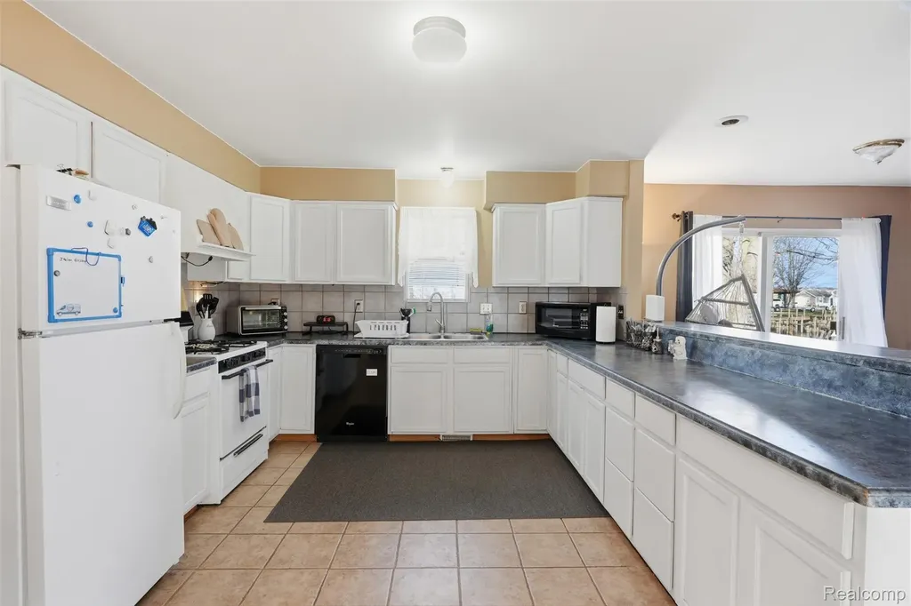 226 Roselawn Street Algonac City MI 48001