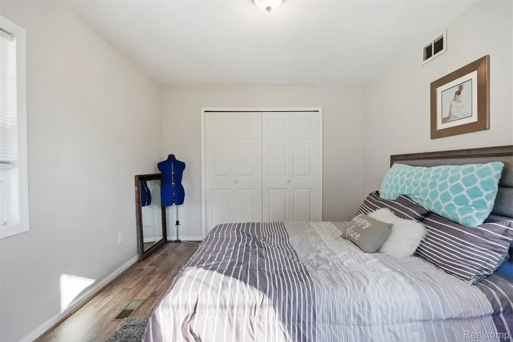 226 Roselawn Street Algonac City MI 48001