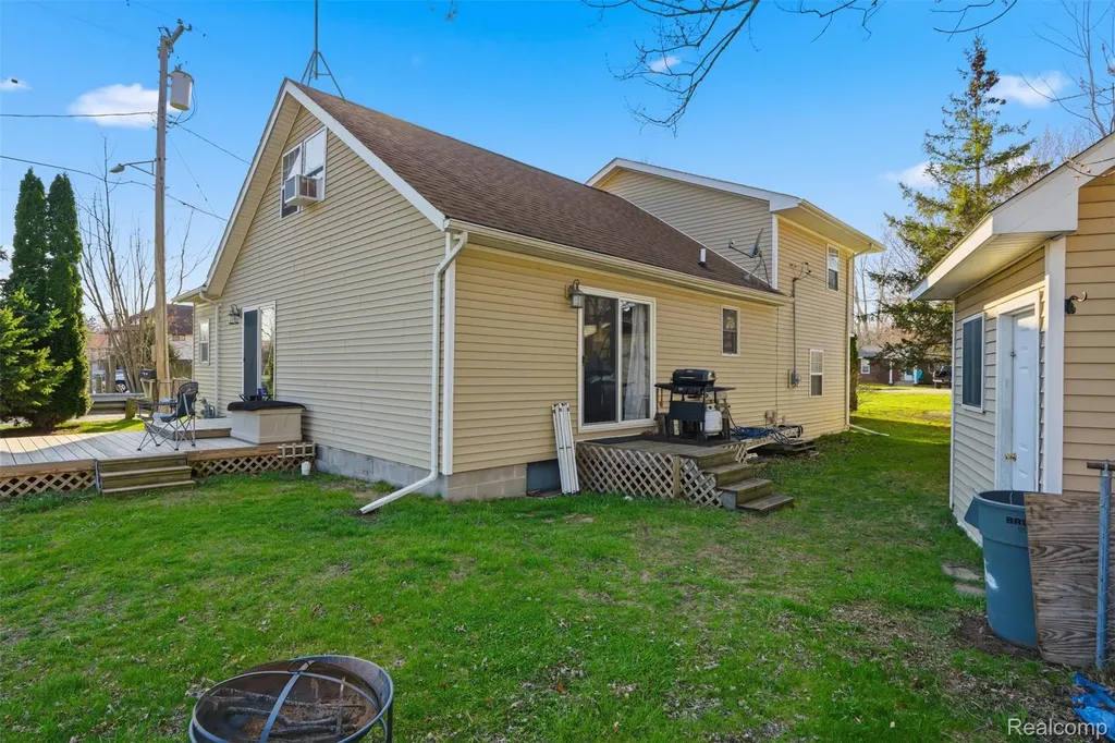 226 Roselawn Street Algonac City MI 48001