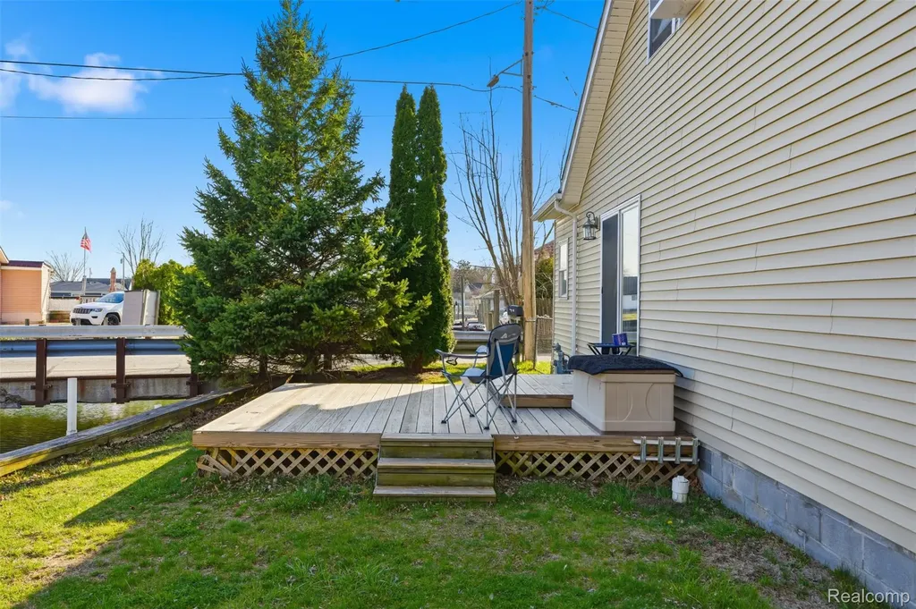 226 Roselawn Street Algonac City MI 48001