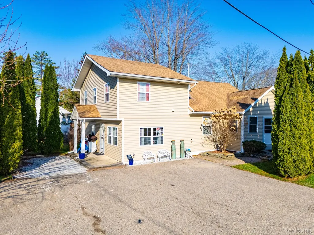 226 Roselawn Street Algonac City MI 48001