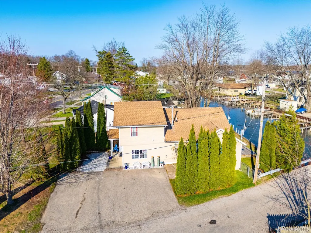 226 Roselawn Street Algonac City MI 48001
