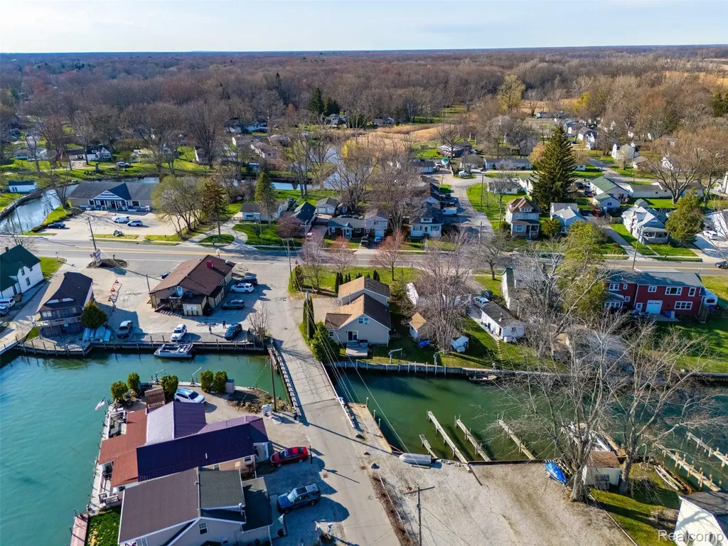 226 Roselawn Street Algonac City MI 48001