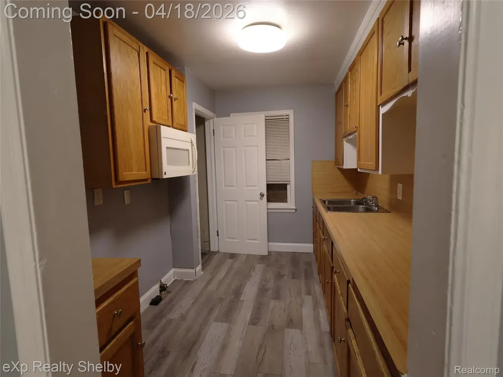 17225 Shaftsbury Avenue Detroit City MI 48219