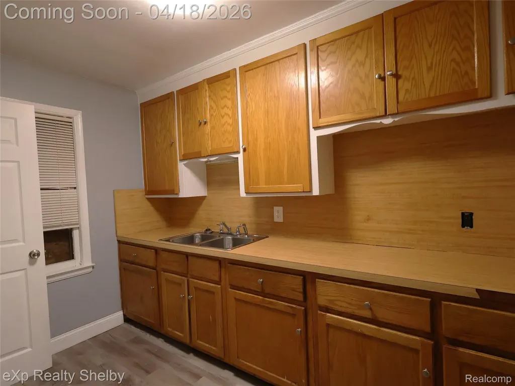 17225 Shaftsbury Avenue Detroit City MI 48219