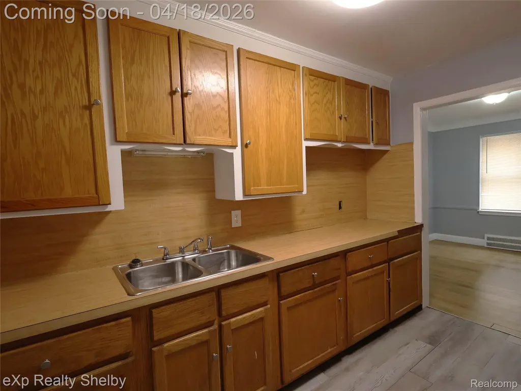 17225 Shaftsbury Avenue Detroit City MI 48219