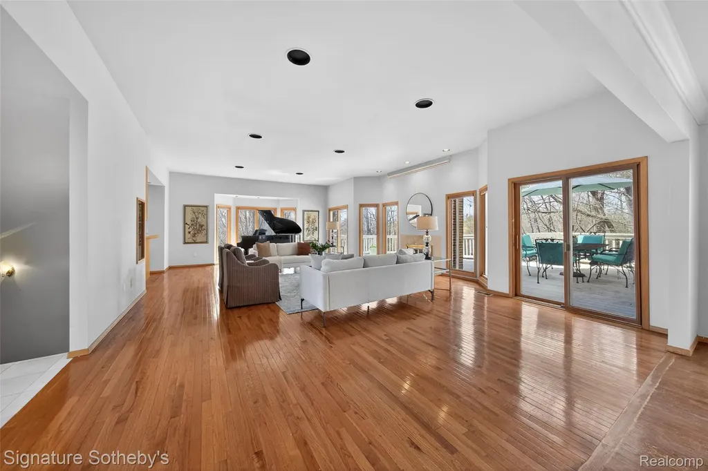 2131 Birchwood Way West Bloomfield Charter Township MI 48302