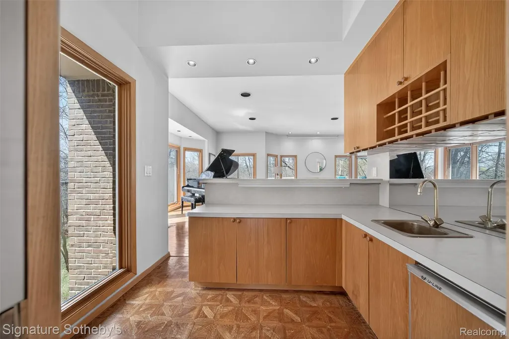 2131 Birchwood Way West Bloomfield Charter Township MI 48302