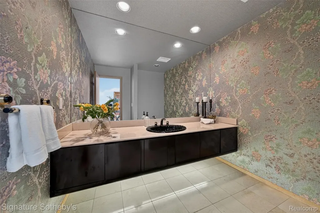 2131 Birchwood Way West Bloomfield Charter Township MI 48302