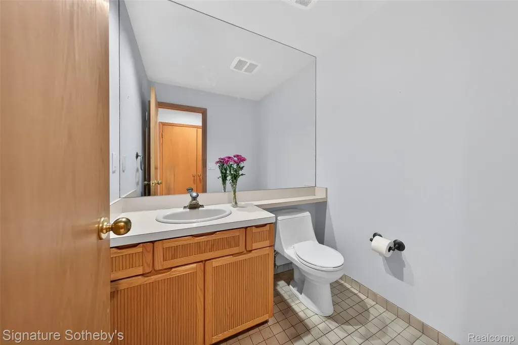 2131 Birchwood Way West Bloomfield Charter Township MI 48302
