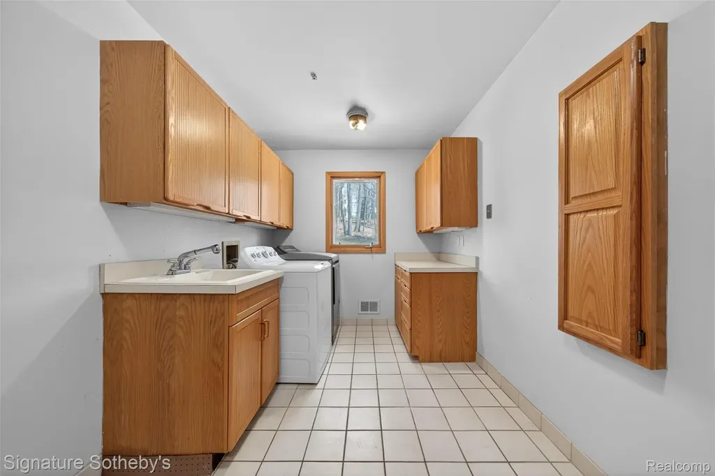 2131 Birchwood Way West Bloomfield Charter Township MI 48302