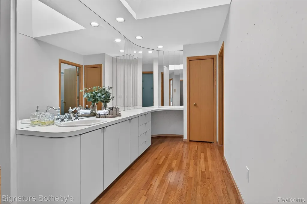 2131 Birchwood Way West Bloomfield Charter Township MI 48302