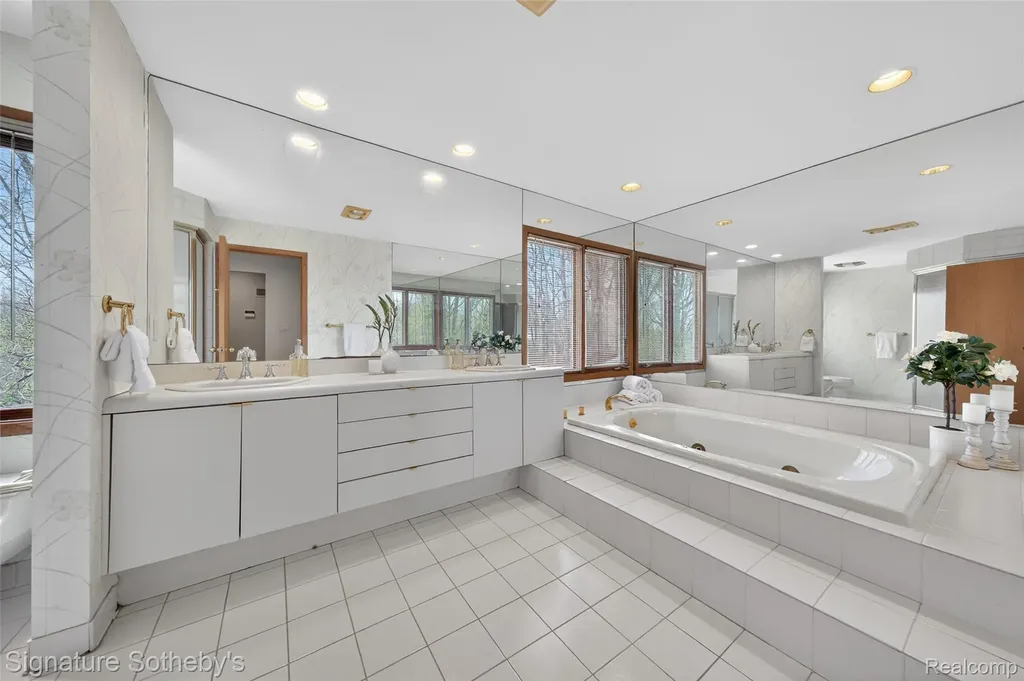 2131 Birchwood Way West Bloomfield Charter Township MI 48302