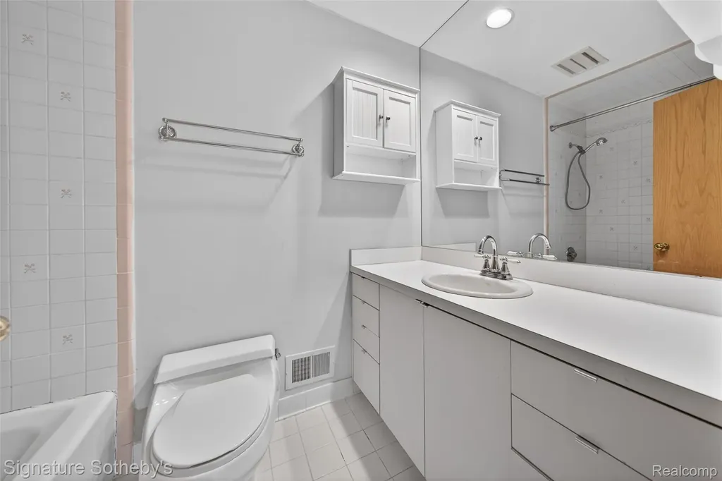 2131 Birchwood Way West Bloomfield Charter Township MI 48302