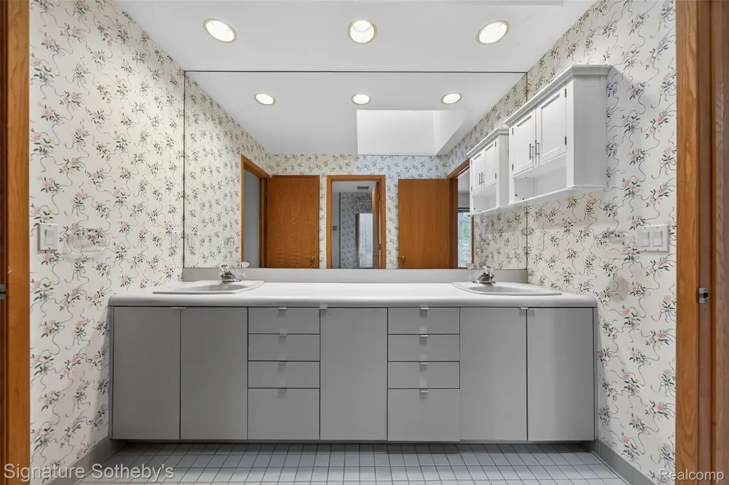 2131 Birchwood Way West Bloomfield Charter Township MI 48302