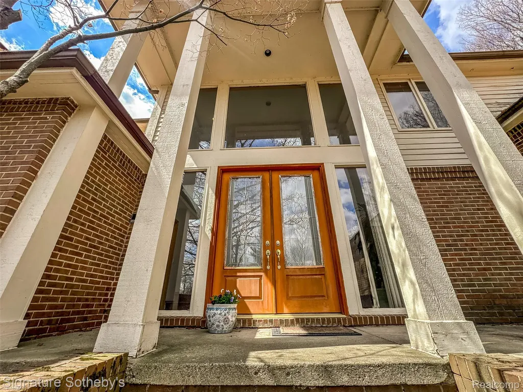 2131 Birchwood Way West Bloomfield Charter Township MI 48302
