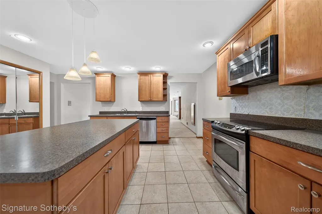 2131 Birchwood Way West Bloomfield Charter Township MI 48302