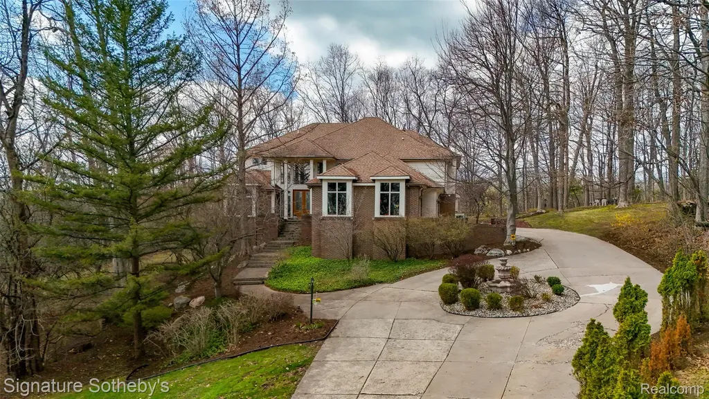 2131 Birchwood Way West Bloomfield Charter Township MI 48302