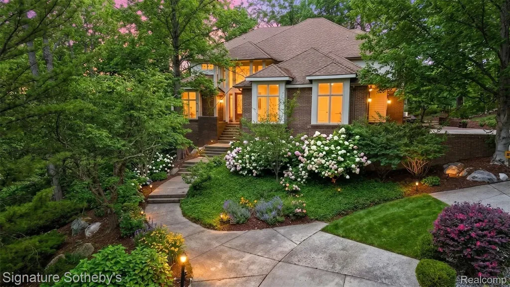 2131 Birchwood Way West Bloomfield Charter Township MI 48302