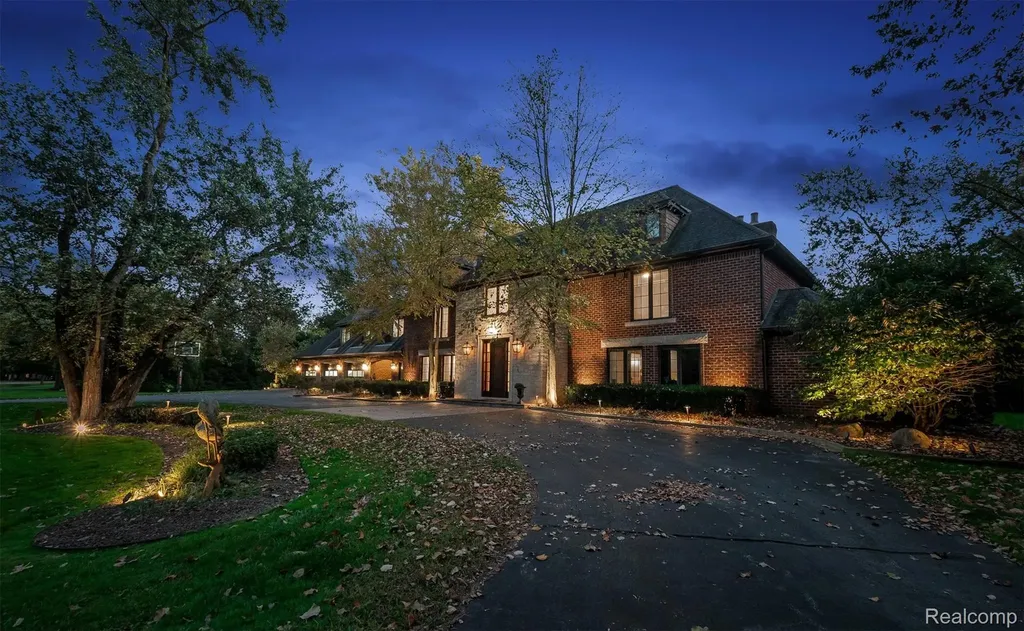 25325 Devon Lane Franklin Village MI 48025