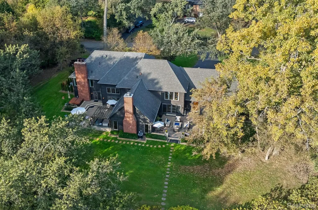 25325 Devon Lane Franklin Village MI 48025